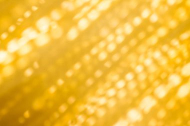 Göz kamaştırıcı altın, pırıl pırıl, lüks tatil geçmişi.