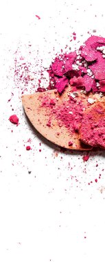 Beyaz üzerinde yalıtılmış ezilmiş göz farı paleti ve toz yakın çekim 