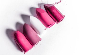 Beyaz arka planda yalıtılmış kesilmiş ruj yakın çekim