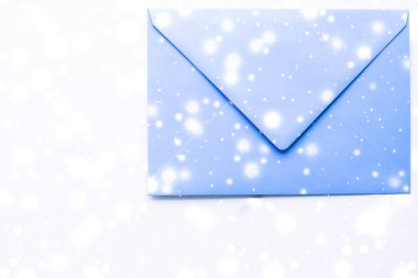 Kış tatili parlak kar f ile mermer üzerinde boş kağıt zarflar