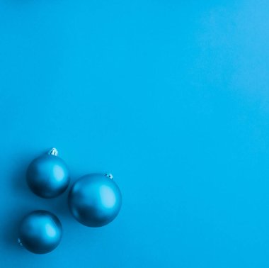 Mavi flatlay fon üzerinde Noel baubles, lüks kış holida