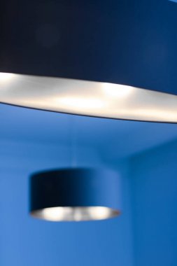 Bir odada gümüş lamba, zarif modern ev dekor aydınlatma