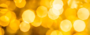 Göz kamaştırıcı altın, pırıl pırıl, lüks tatil geçmişi.