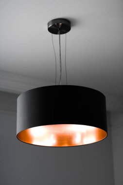 Bir odada bronz lamba, zarif modern ev dekor aydınlatma