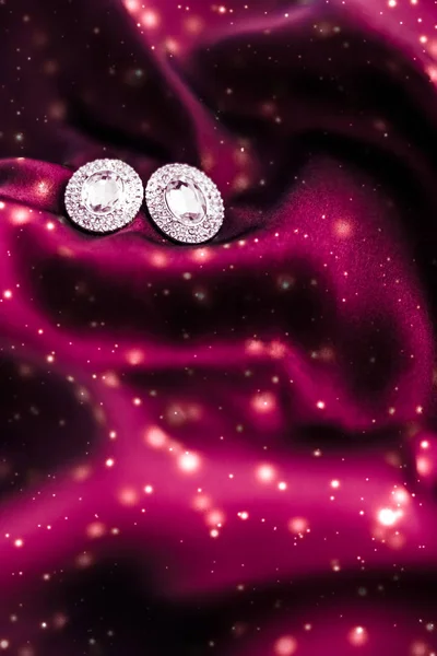 雪の輝きとダークレッドシルクの豪華なダイヤモンドイヤリング、ホーリー — ストック写真