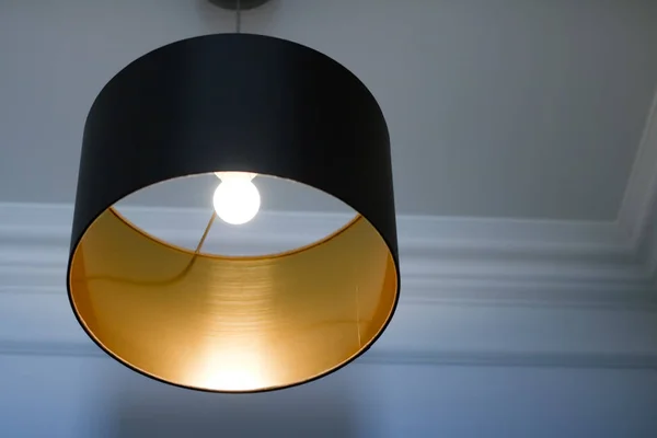 Goldene Lampe im Zimmer, elegante moderne Dekorbeleuchtung — Stockfoto