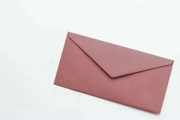 大理石のフラットレイの背景に空白の紙の封筒、休日のメール — ストック写真