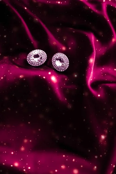 Розкішні діамантові сережки на темно-червоному шовку зі сніговим блиском, Холі — стокове фото