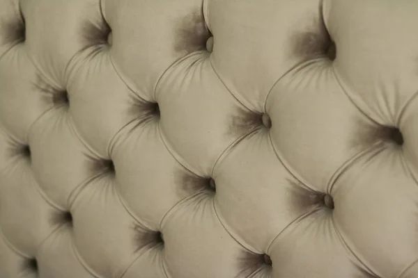Πολυτέλεια βελούδο καπιτονέ ταπετσαρία καναπέ με κουμπιά, κομψό σπίτι — Φωτογραφία Αρχείου