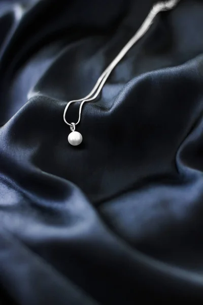 Luxe witte gouden parel ketting op donker blauwe zijde achtergrond, h — Stockfoto