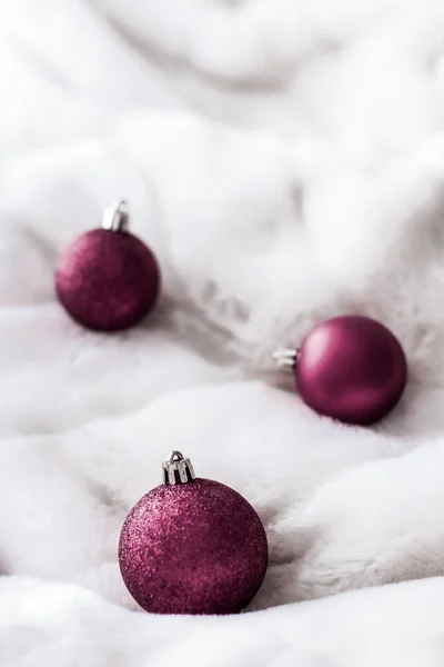 Lila karácsonyi baubles fehér bolyhos prém háttér, luxus Wi — Stock Fotó