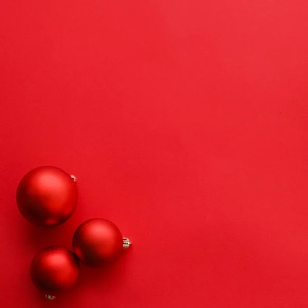 Bola de Navidad sobre fondo plano rojo, vacaciones de invierno de lujo — Foto de Stock