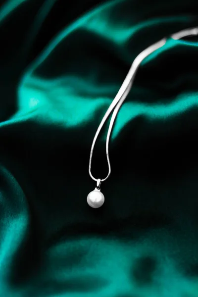 Collar de perlas de oro blanco de lujo en seda verde esmeralda oscura — Foto de Stock