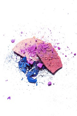 Beyaz üzerinde yalıtılmış ezilmiş göz farı paleti ve toz yakın çekim 