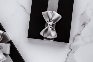 Gümüş ipek şerit ve mermer b üzerinde yay ile lüks tatil hediyeleri