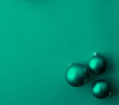 Yeşil flatlay zemin üzerinde Noel baubles, lüks kış holid