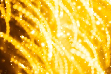 Göz kamaştırıcı altın, pırıl pırıl, lüks tatil geçmişi.