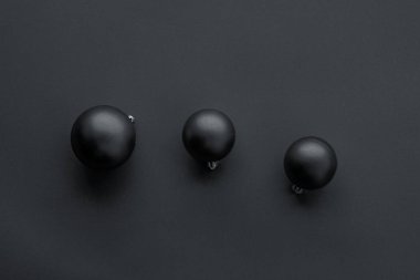 Siyah flatlay fon üzerinde Noel baubles, lüks kış holid