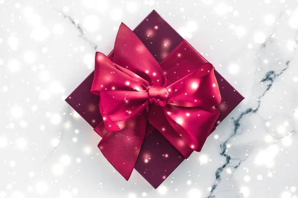 Winter Holiday gåvor med Cherry Silk Bow och glödande snö på fr — Stockfoto