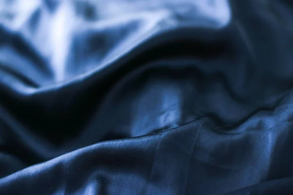 Luxuoso azul escuro macio seda flatlay fundo textura, feriado g — Fotografia de Stock
