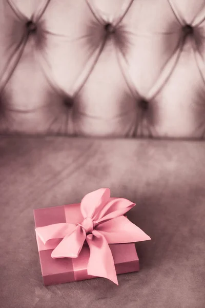 Vintage luxus üdülés blush rózsaszín ajándékdoboz selyem szalagot és — Stock Fotó