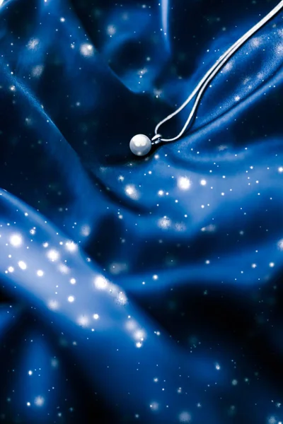 Luxuoso colar de pérolas de ouro branco na seda azul escura, wint feriado — Fotografia de Stock