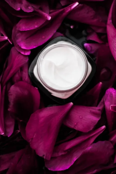 紫色花瓣百花盆的敏感护肤保湿霜 — 图库照片