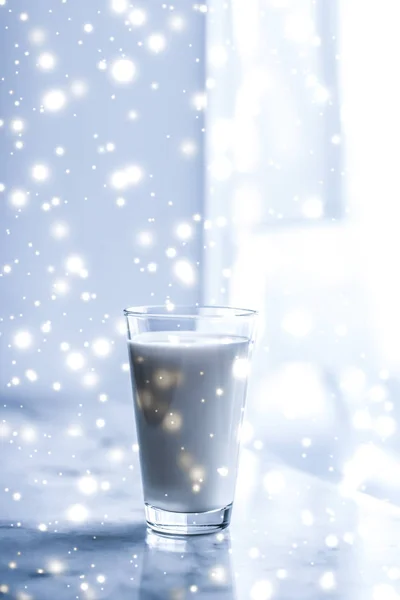 Magisches Feiertagsgetränk, das laktosefreie Bio-Milch ins Glas gießt — Stockfoto