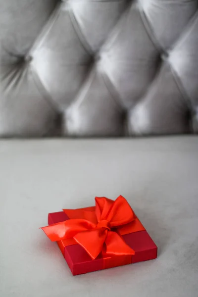 Caja de regalo roja de vacaciones de lujo con cinta de seda y lazo, Navidad — Foto de Stock