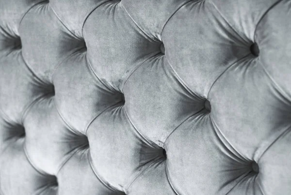 Prata luxo veludo acolchoado sofá estofos com botões, elega — Fotografia de Stock