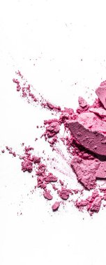 Beyaz arka plan müziği üzerinde yalıtılmış ezilmiş göz farı, ruj ve toz