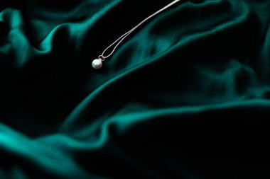 Koyu zümrüt yeşili ipek sırt lüks beyaz altın inci kolye