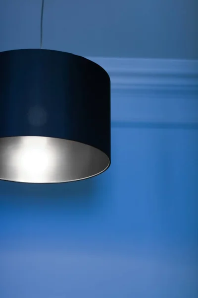 Bir odada gümüş lamba, zarif modern ev dekor aydınlatma — Stok fotoğraf