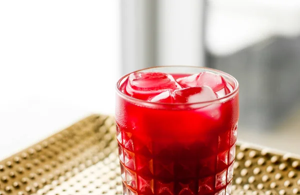 Verre de cocktail rouge avec glace, soirée bar de luxe — Photo