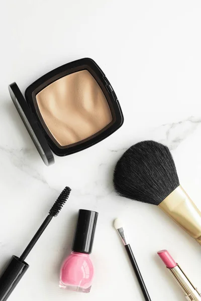 Make-up und Kosmetikprodukte auf Marmor, Flatlay-Hintergrund — Stockfoto