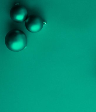 Yeşil flatlay zemin üzerinde Noel baubles, lüks kış holid