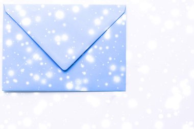 Kış tatili parlak kar f ile mermer üzerinde boş kağıt zarflar