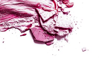 Ezilmiş göz farı, toz ve sıvı temeli yakın çekim izole