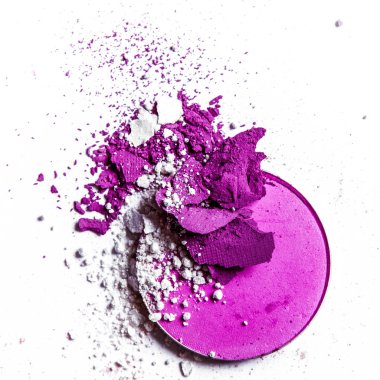 Beyaz arka planda yalıtılmış ezilmiş göz farı paleti yakın çekim