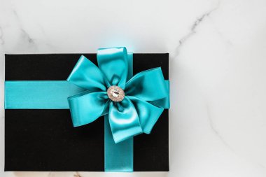 Mermer üzerinde zümrüt ipek şerit ve yay ile lüks tatil hediyeleri 