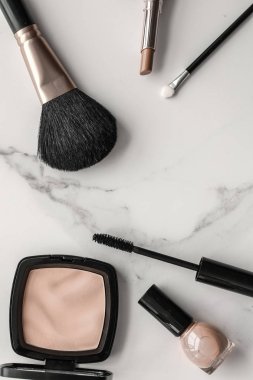 Makyaj ve kozmetik ürünleri mermer, düz arkaplan
