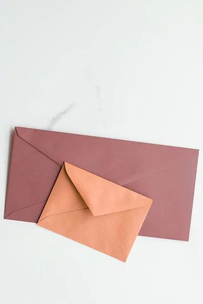 大理石平底背景的空白纸信封,节日邮件 — 图库照片