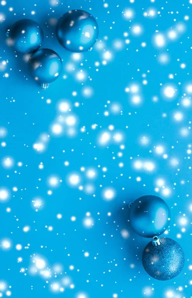 बर्फ चमकदार निळा पार्श्वभूमीवर ख्रिसमस बाबल्स, लक्झरी डब्ल्यू — स्टॉक फोटो, इमेज