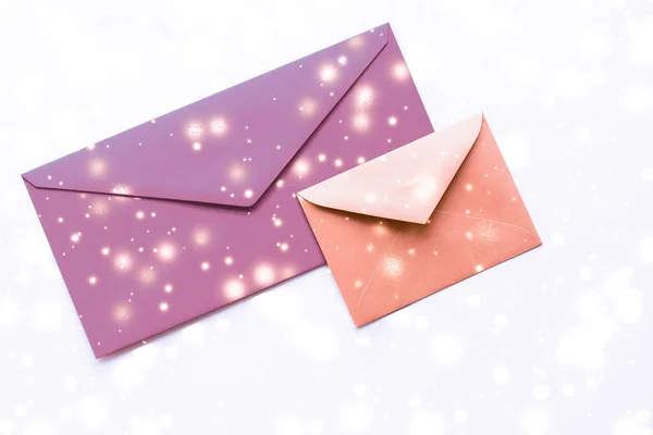 Зимний праздник пустые бумажные конверты на мраморе с блестящим снегом f — стоковое фото