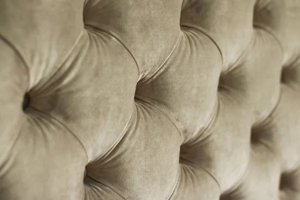 Luxo veludo acolchoado sofá estofos com botões, casa elegante — Fotografia de Stock