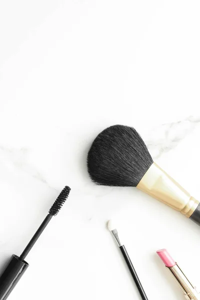 Make-up e cosmetici su marmo, fondo flatlay — Foto Stock