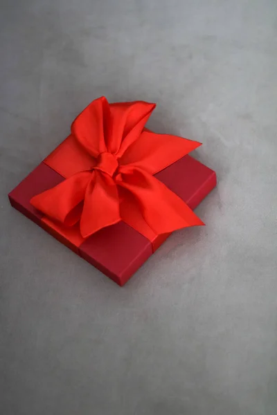 Boîte cadeau de luxe rouge vacances avec ruban de soie et arc, Noël — Photo