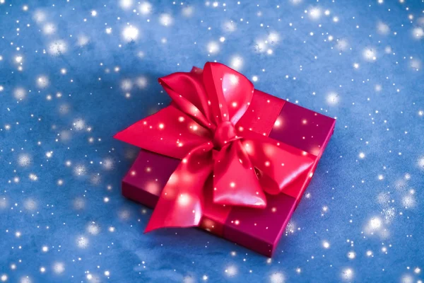 Christmas Holiday Luxury Red gift box på blå bakgrund med gl — Stockfoto