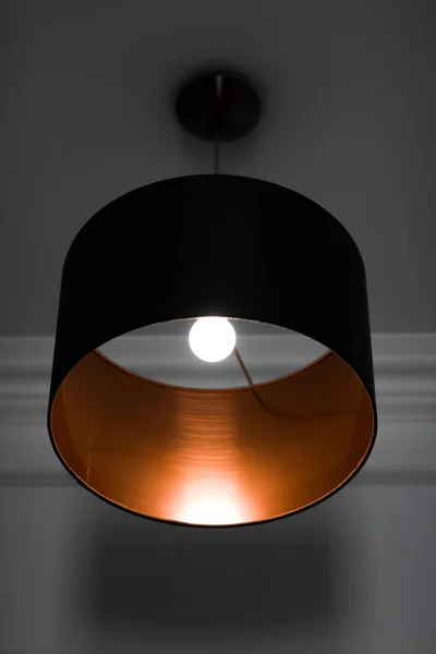 Bronzelampe in einem Raum, elegante moderne Dekorbeleuchtung — Stockfoto