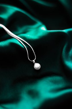 Koyu zümrüt yeşili ipek sırt lüks beyaz altın inci kolye